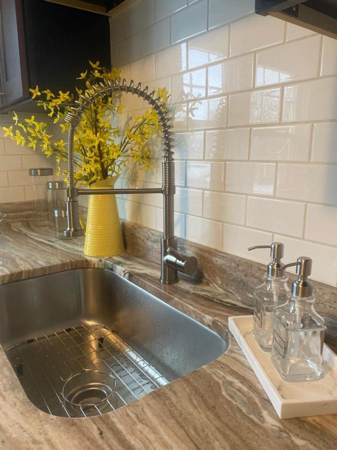 Cozy, Upstairs Apartment Pets Welcome With Fee Family Friendly Close To Everything Cleveland Bagian luar foto