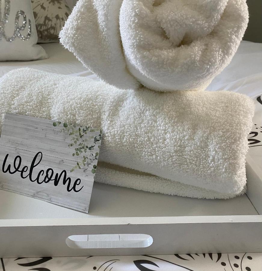 Cozy, Upstairs Apartment Pets Welcome With Fee Family Friendly Close To Everything Cleveland Bagian luar foto