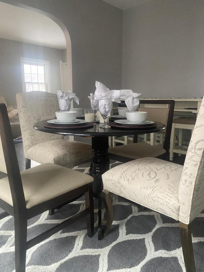 Cozy, Upstairs Apartment Pets Welcome With Fee Family Friendly Close To Everything Cleveland Bagian luar foto