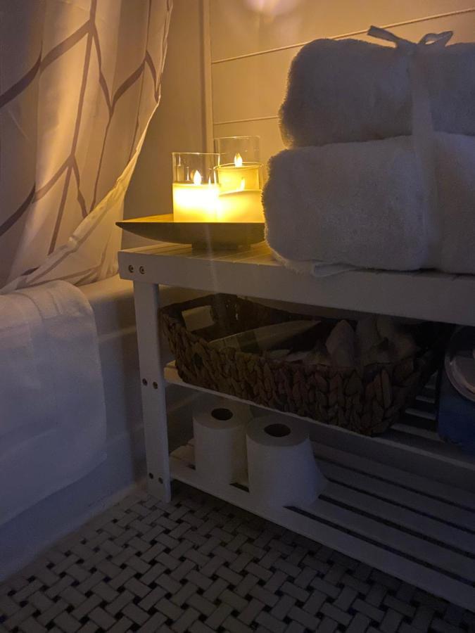 Cozy, Upstairs Apartment Pets Welcome With Fee Family Friendly Close To Everything Cleveland Bagian luar foto