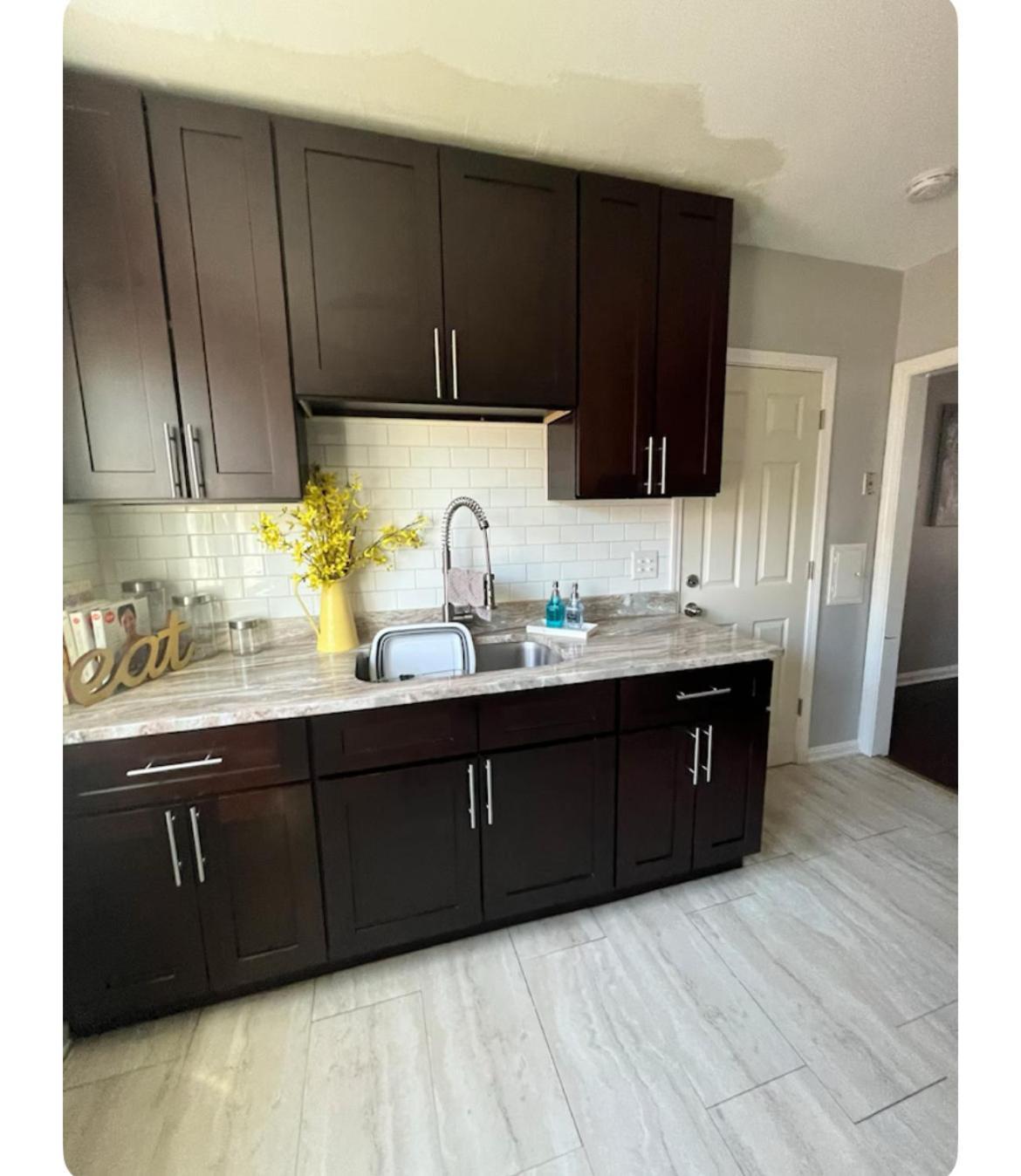 Cozy, Upstairs Apartment Pets Welcome With Fee Family Friendly Close To Everything Cleveland Bagian luar foto